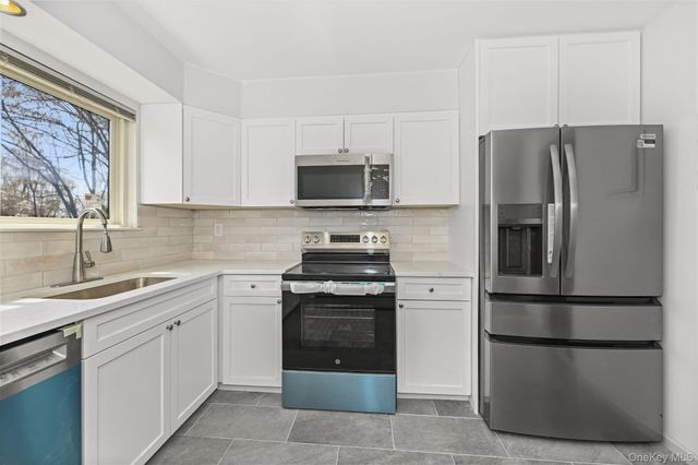 105 Coachlight Square, Montrose, NY 10548