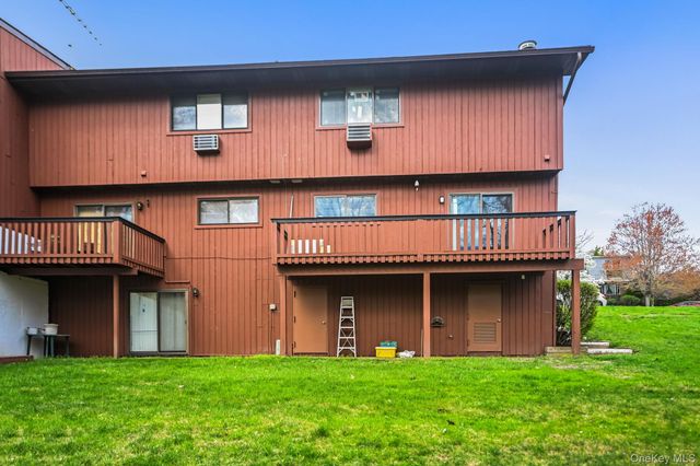 105 Coachlight Square, Montrose, NY 10548
