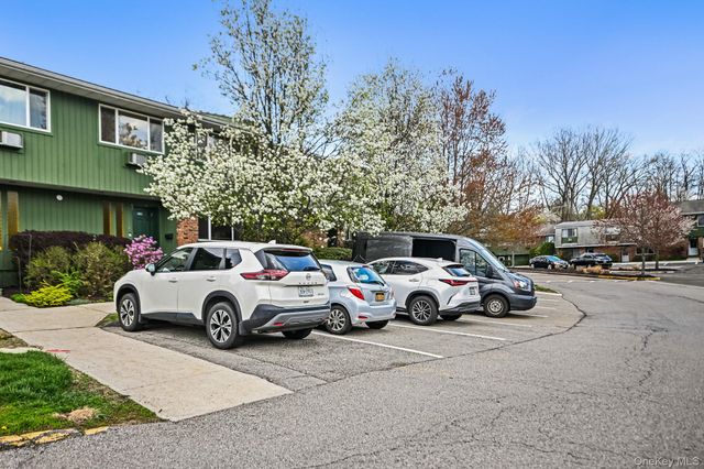 105 Coachlight Square, Montrose, NY 10548