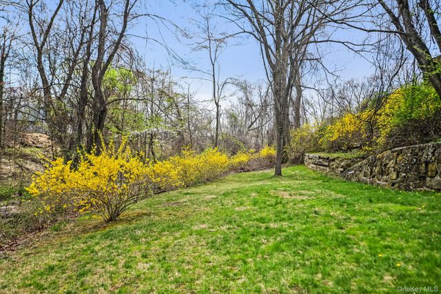 105 Coachlight Square, Montrose, NY 10548
