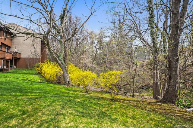 105 Coachlight Square, Montrose, NY 10548