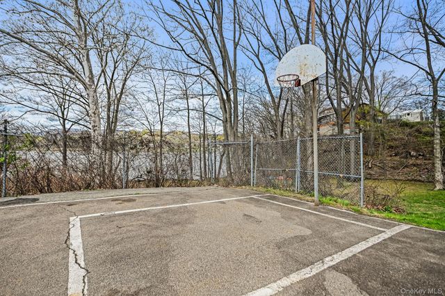 105 Coachlight Square, Montrose, NY 10548