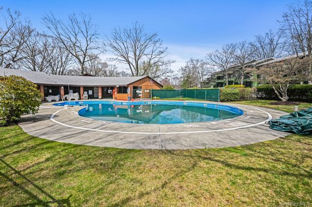105 Coachlight Square, Montrose, NY 10548