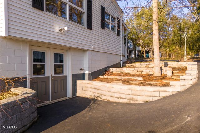 2111 Lee Highway, Bristol, VA 24201