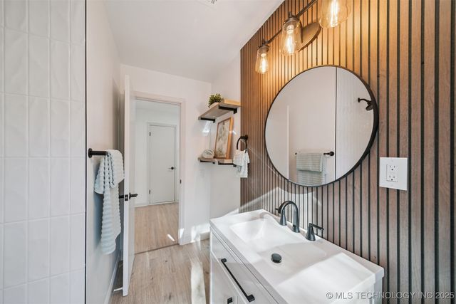 2140 S Columbia Avenue, Tulsa, OK 74114