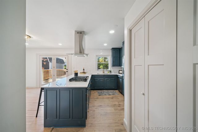 2140 S Columbia Avenue, Tulsa, OK 74114