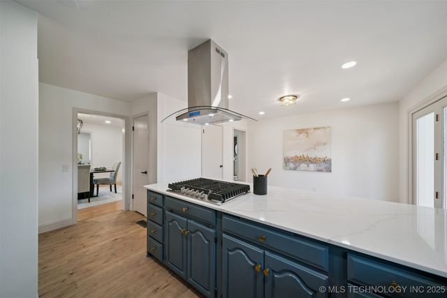 2140 S Columbia Avenue, Tulsa, OK 74114