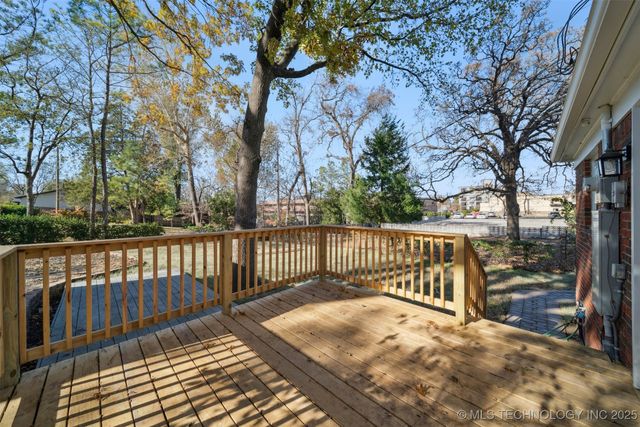 2140 S Columbia Avenue, Tulsa, OK 74114