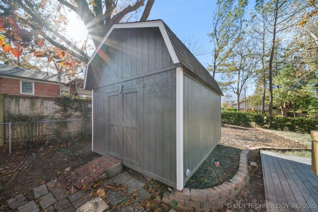 2140 S Columbia Avenue, Tulsa, OK 74114