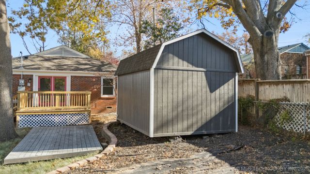 2140 S Columbia Avenue, Tulsa, OK 74114