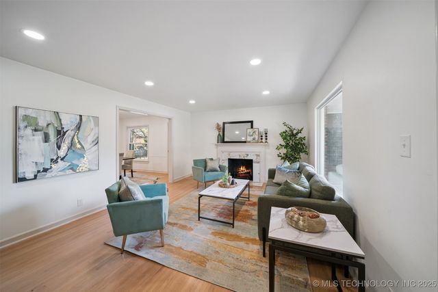 2140 S Columbia Avenue, Tulsa, OK 74114