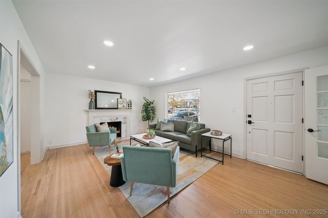 2140 S Columbia Avenue, Tulsa, OK 74114