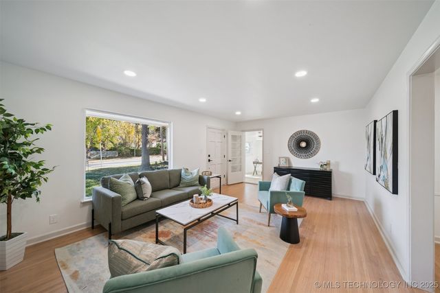 2140 S Columbia Avenue, Tulsa, OK 74114