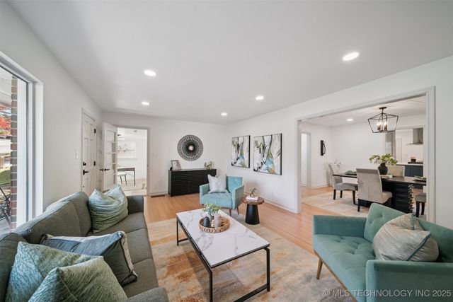 2140 S Columbia Avenue, Tulsa, OK 74114