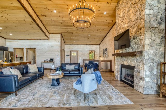 150 Oak Hill Drive, Mineral Bluff, GA 30559