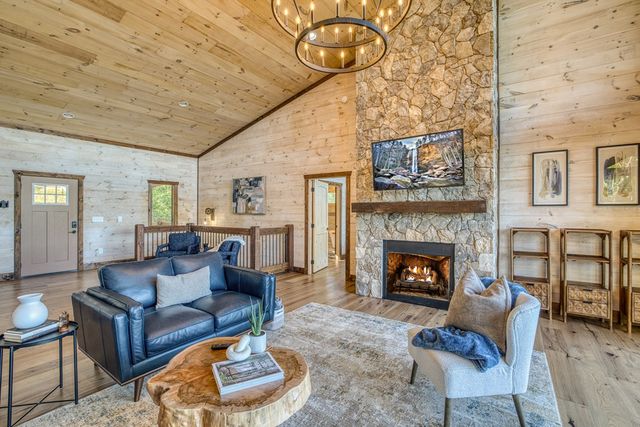 150 Oak Hill Drive, Mineral Bluff, GA 30559