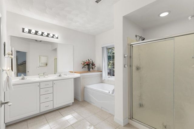 91 Emerald Ct 91, Tewksbury, MA 01876