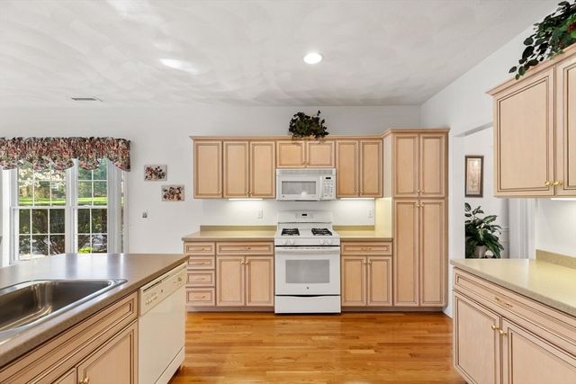 91 Emerald Ct 91, Tewksbury, MA 01876