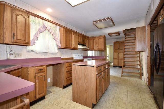 19 South Kingman Street, Lakeville, MA 02347