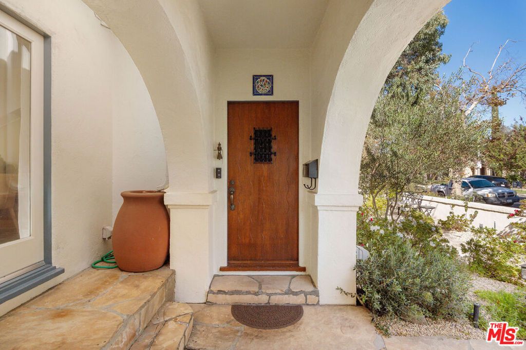1067 S Point View Street, Los Angeles, CA 90035 — photo 5