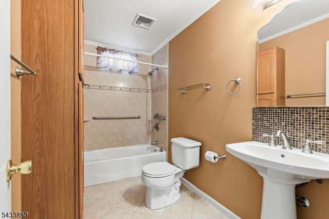 150 Rollins Trl, Hopatcong Boro, NJ 07843