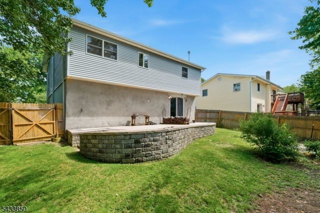 150 Rollins Trl, Hopatcong Boro, NJ 07843