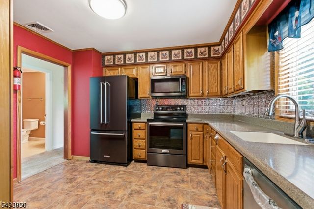 150 Rollins Trl, Hopatcong Boro, NJ 07843