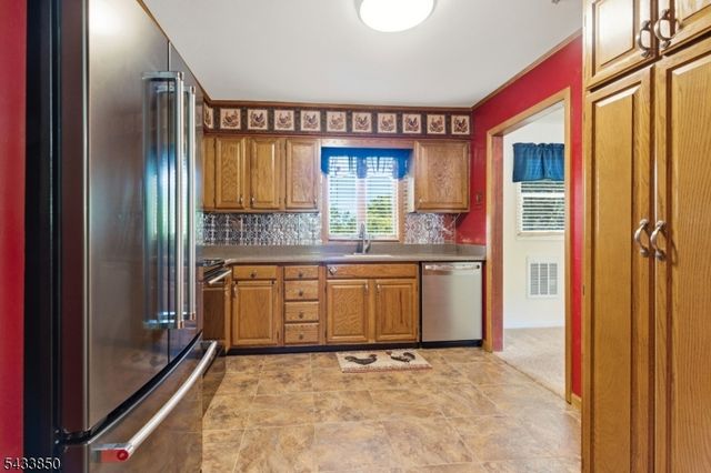 150 Rollins Trl, Hopatcong Boro, NJ 07843