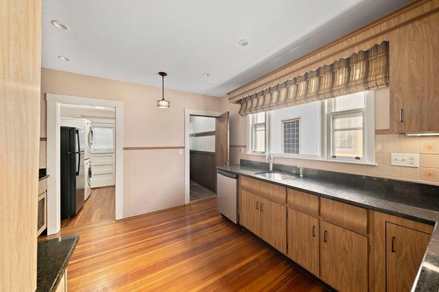 9 Parkwood Ter, Boston, MA 02130