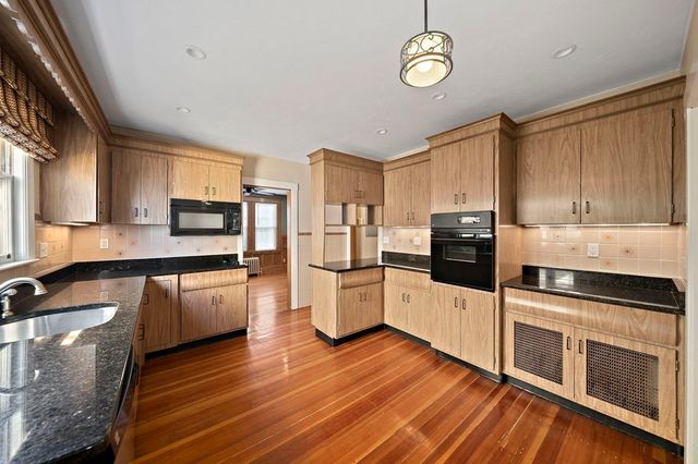 9 Parkwood Ter, Boston, MA 02130