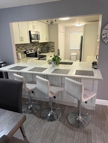 330 Lakeside Ct 206, Sunrise, FL 33326