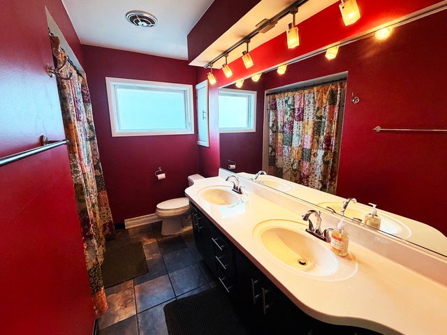 2900 W 100th Place, Evergreen Park, IL 60805