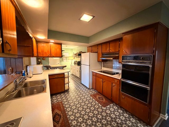 2900 W 100th Place, Evergreen Park, IL 60805