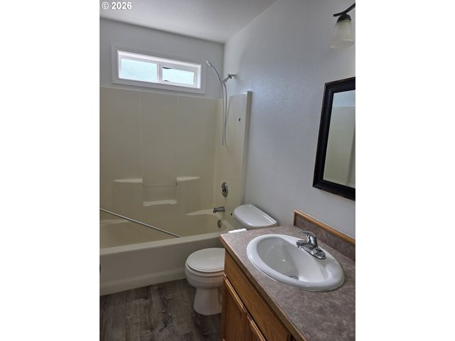 182 WOODDUCK St, Winston, OR 97496