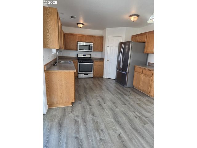 182 WOODDUCK St, Winston, OR 97496