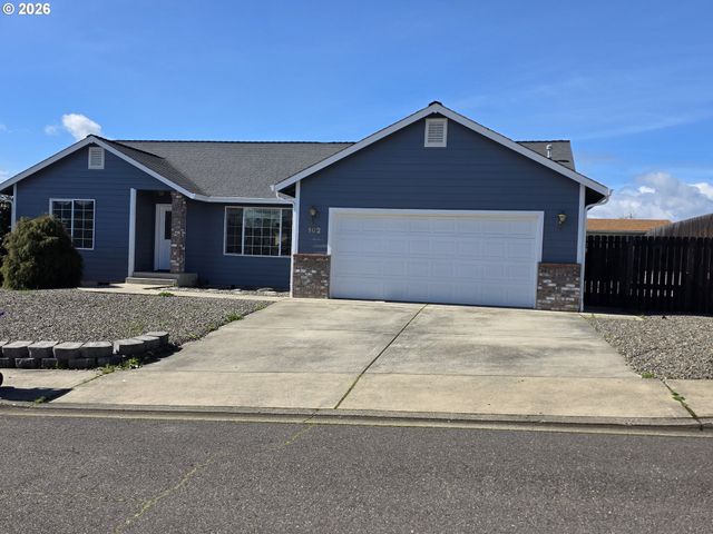 182 WOODDUCK St, Winston, OR 97496