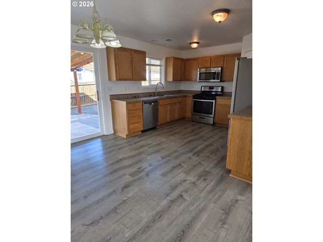 182 WOODDUCK St, Winston, OR 97496