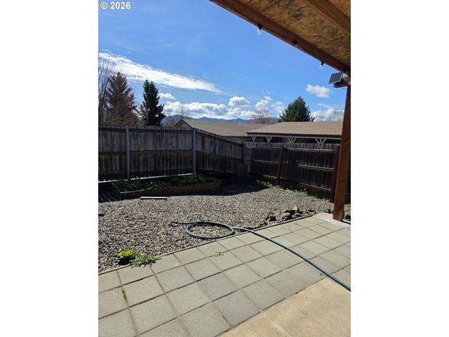 182 WOODDUCK St, Winston, OR 97496