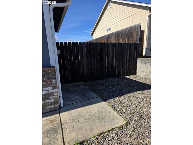 182 WOODDUCK St, Winston, OR 97496