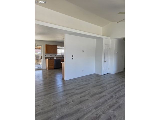 182 WOODDUCK St, Winston, OR 97496