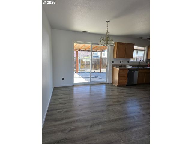 182 WOODDUCK St, Winston, OR 97496