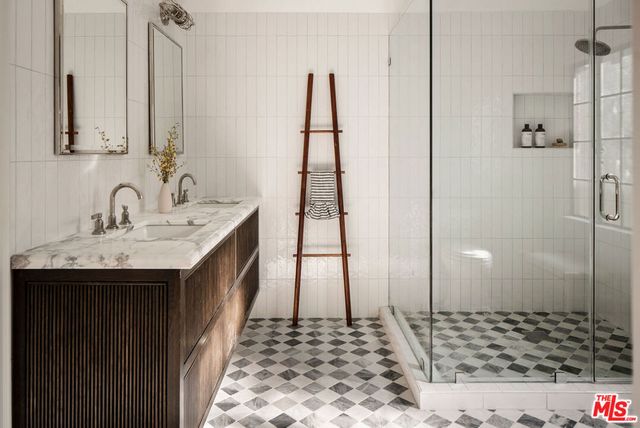 900 S Longwood Avenue, Los Angeles, CA 90019