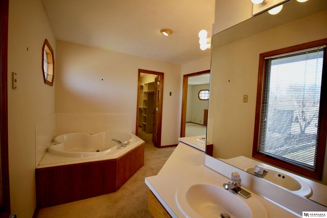 1235 Cork Drive, Papillion, NE 68046