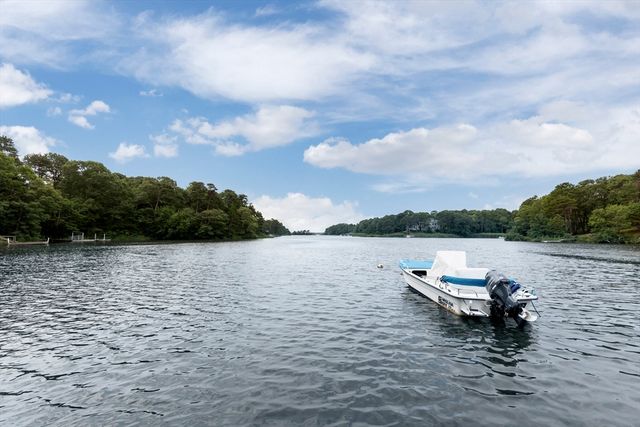 26 Qaushnet Way, Falmouth, MA 02536