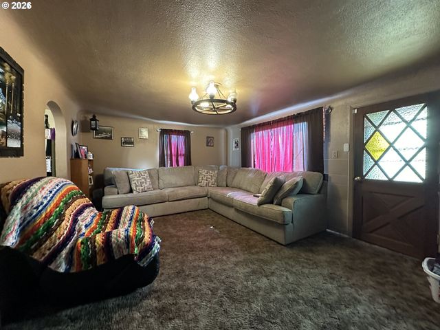 467 17TH St, Springfield, OR 97477