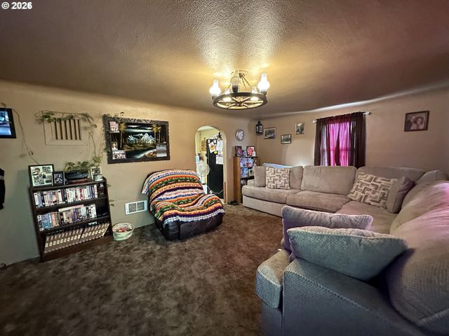 467 17TH St, Springfield, OR 97477