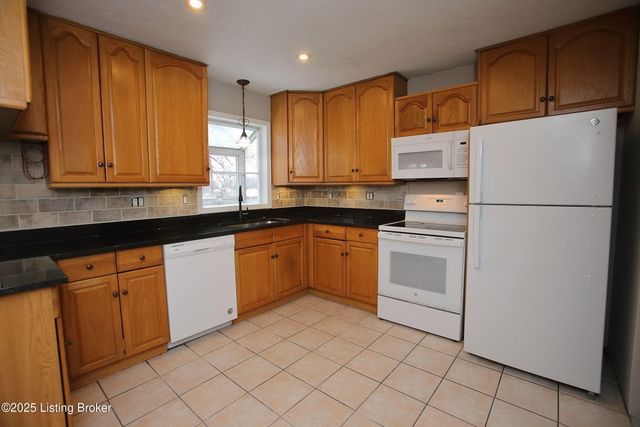 9323 Willowwood Way, Louisville, KY 40299