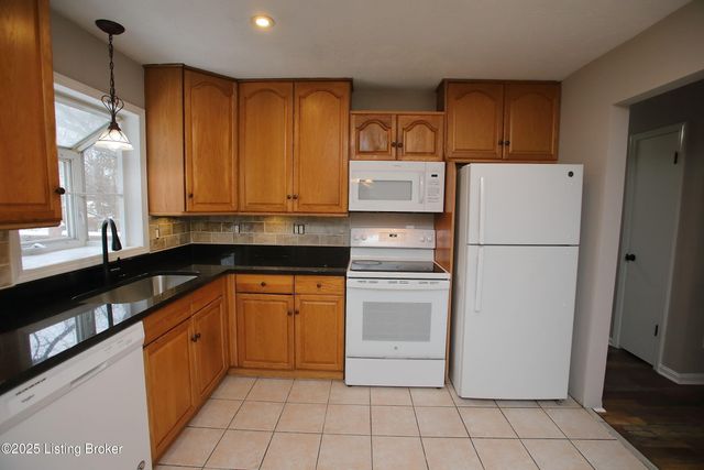 9323 Willowwood Way, Louisville, KY 40299