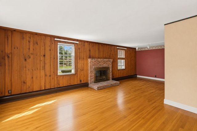 369 Village St, Medway, MA 02053
