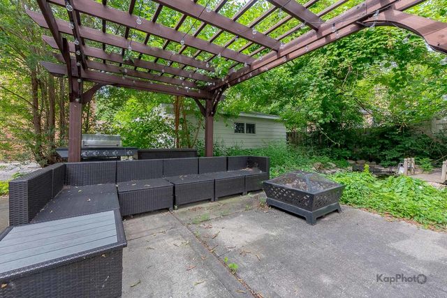 818 N La Grange Road, La Grange Park, IL 60526